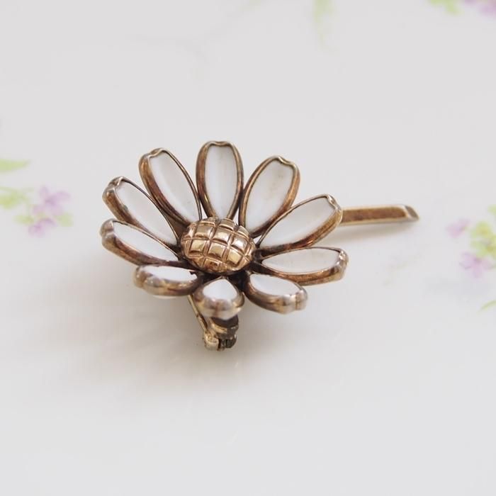 Trifari トリファリ ゴールドトーン ミルクガラス デイジー フラワー