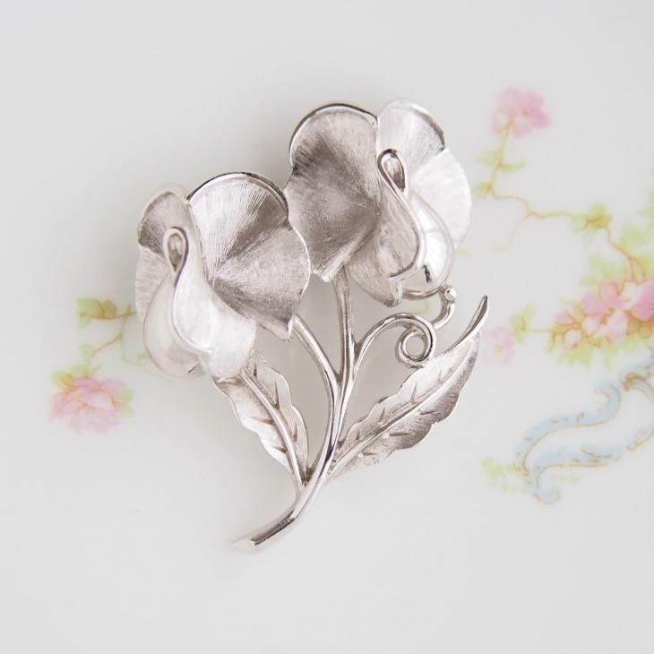 Trifari トリファリ シルバートーン フラワー スイトピーのブローチ