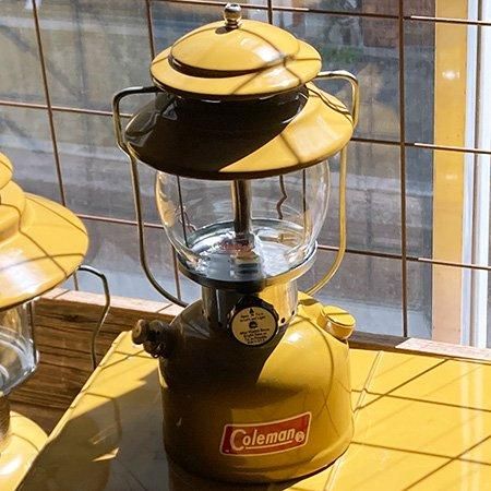オールドコールマン 200A ゴールドボンド ランタン（リペイント）です。