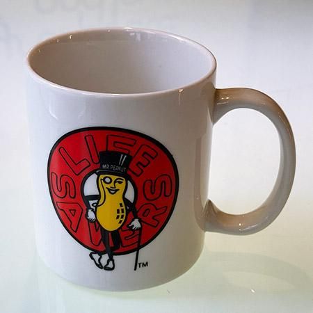 アメリカのプランターズ社から発売されている「ピーナツ菓子」の広告