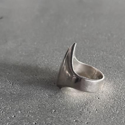 ヴィンテージ V字 シルバーリング （Vintage V-Shaped Silver Ring