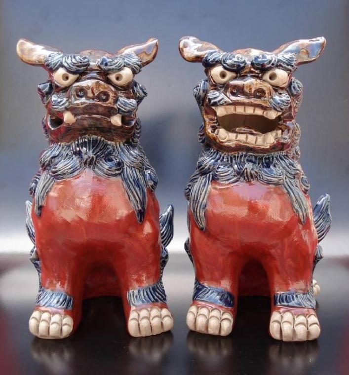 シーサー 沖縄陶器の赤絵正面向き立ちシーサー 大サイズ [毛並み青色]
