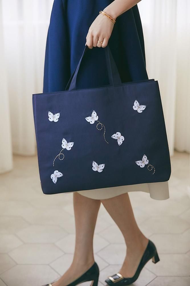 30％off】バタフライ刺繍ラージバッグ(ネイビー) - seventen