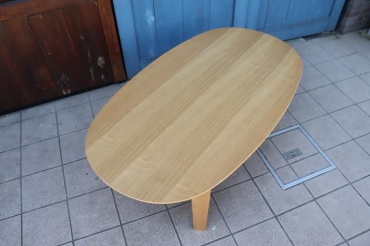 稀少なタモ材の オーバル型ローテーブルです。無印良品(MUJI)らしい
