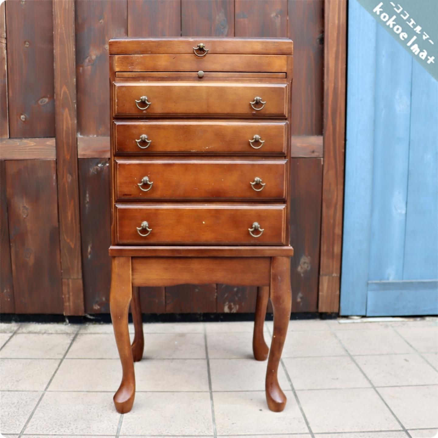 アンティーク調の猫脚 4段チェストです。クラシックでエレガントな