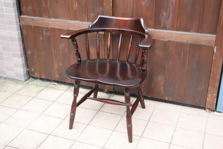 北海道民芸家具(HOKUMIN)のカバ無垢材を使用した、キャプテンチェア