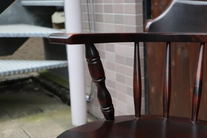 北海道民芸家具(HOKUMIN)のカバ無垢材を使用した、キャプテンチェア