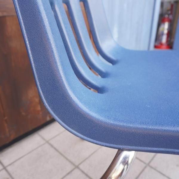 アメリカVIRCO(ヴァルコ)社の9000 CHAIR ネイビーです。機能的で