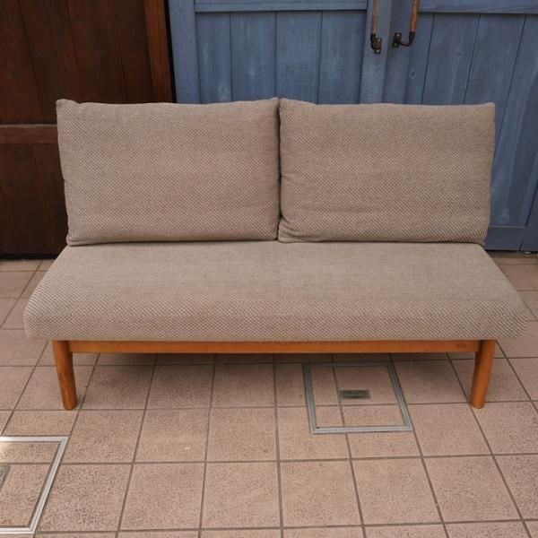 老舗家具メーカーHAMAMOTO(浜本工芸)のオーク材2人掛けソファです。純