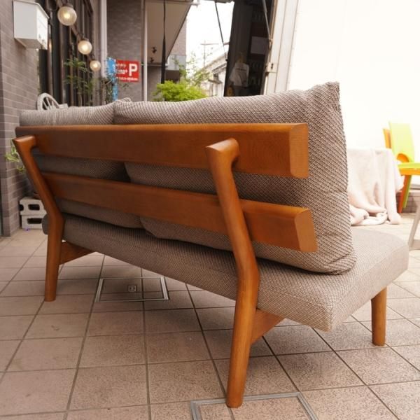 老舗家具メーカーHAMAMOTO(浜本工芸)のオーク材2人掛けソファです。純