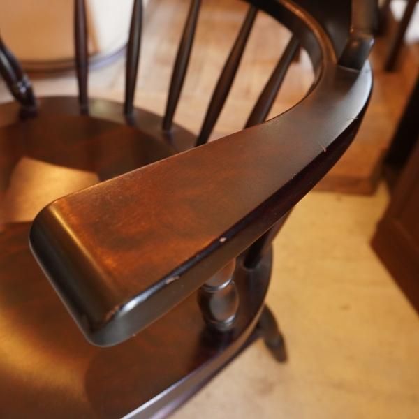 北海道民芸家具(HOKUMIN)のカバ無垢材を使用した、キャプテンチェア