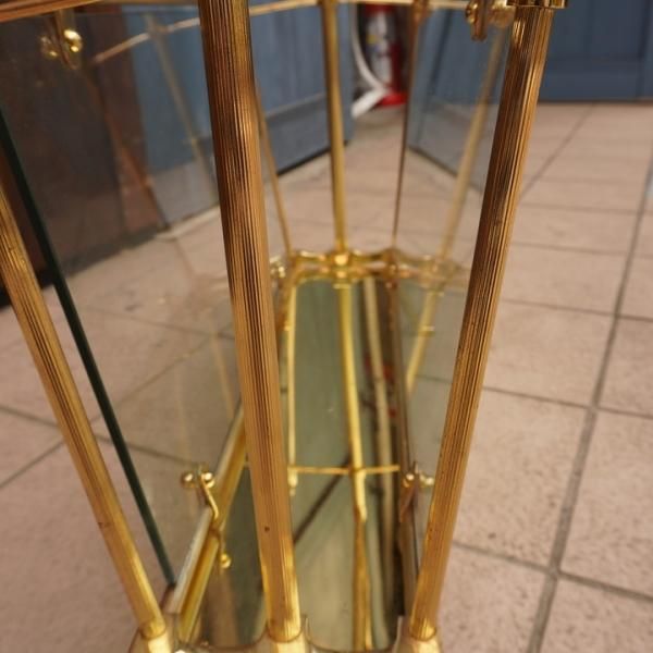 アンティークのマガジンラックです。ゴールドの輝きとガラスの透明感が