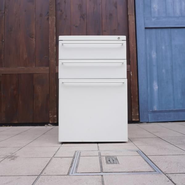 人気のMUJI(無印良品)のスチールキャビネットです。シンプルで