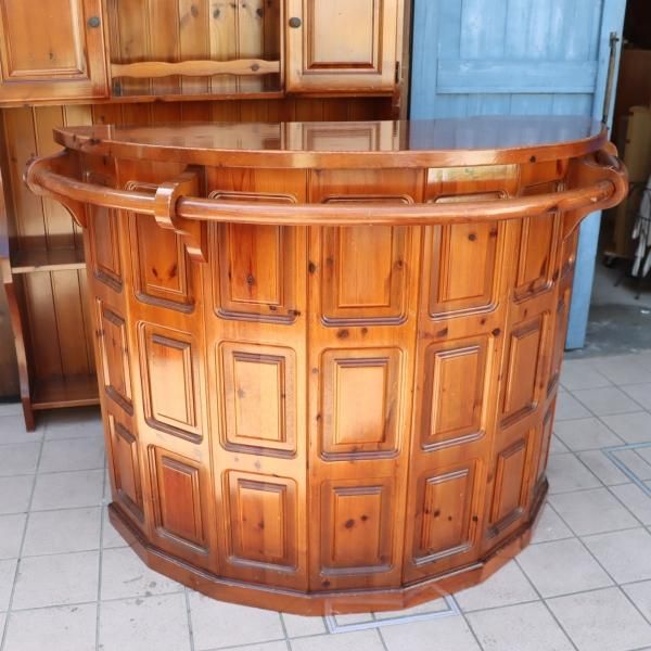 イタリア製のクラシカルなバーカウンターと飾り棚のセットです