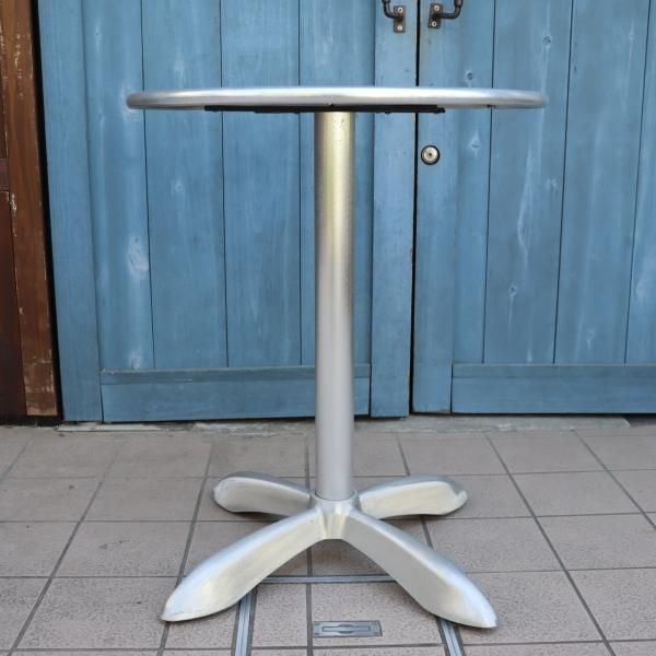 DULTON(ダルトン)のアルミニウムラウンドテーブルです。室内のサイド