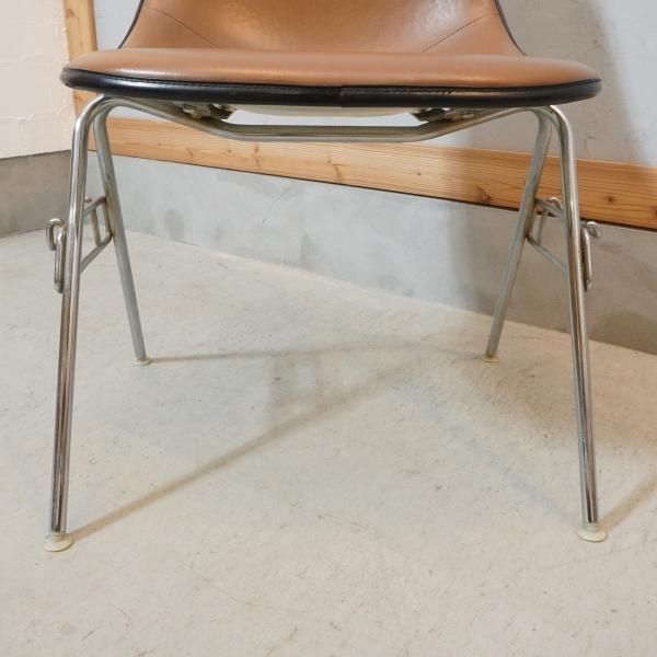 Hermanmiller(ハーマンミラー)社のイームズ スタッキングベース サイド