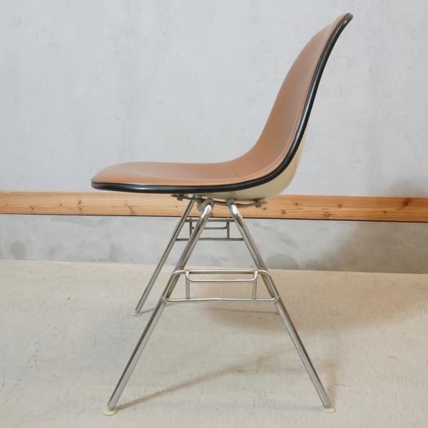 Hermanmiller(ハーマンミラー)社のイームズ スタッキングベース サイド