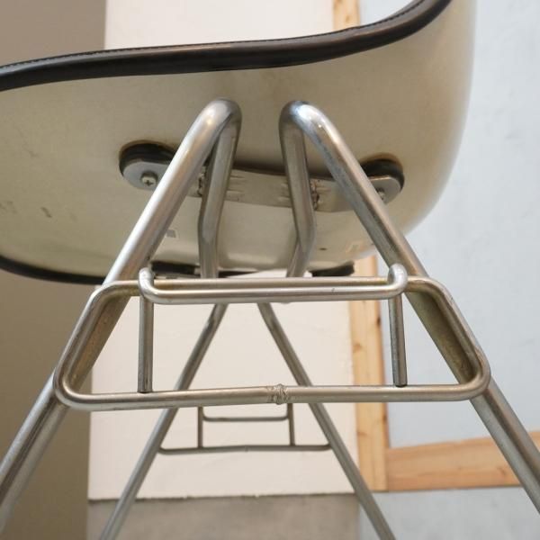 Hermanmiller(ハーマンミラー)社のイームズ スタッキングベース サイド