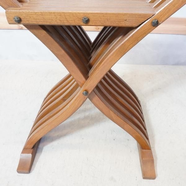 イタリアの伝統家具サヴォナローラチェアです。美しい彫刻が目を引く