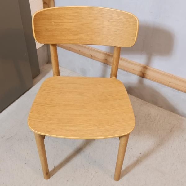 人気の無印良品(MUJI)のオーク材を使用したラウンドチェアーです。北欧