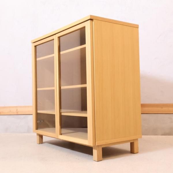 人気の無印良品(MUJI)のオーク材 キャビネット・ガラス扉です