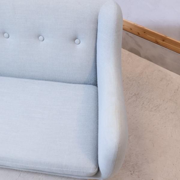 人気のunico(ウニコ)よりLYS(リュス) 2人掛けソファです。コンパクトで