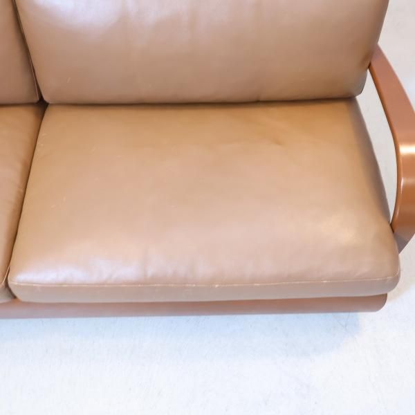 arflex(アルフレックス)のPOPPY(ポピー) 本革 3人掛けソファです。風格