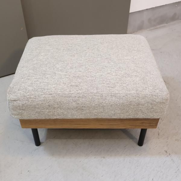 unico(ウニコ)のTREL(トレル)カバーリングオットマンです。脚には