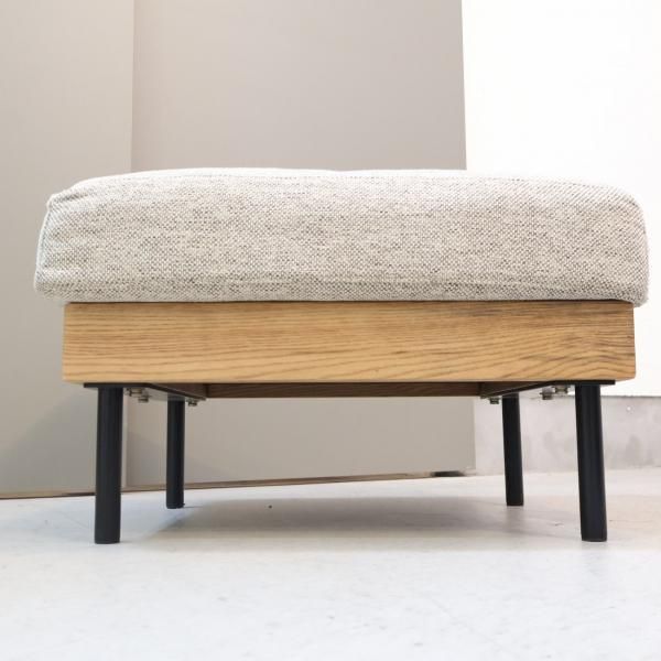 unico(ウニコ)のTREL(トレル)カバーリングオットマンです。脚には