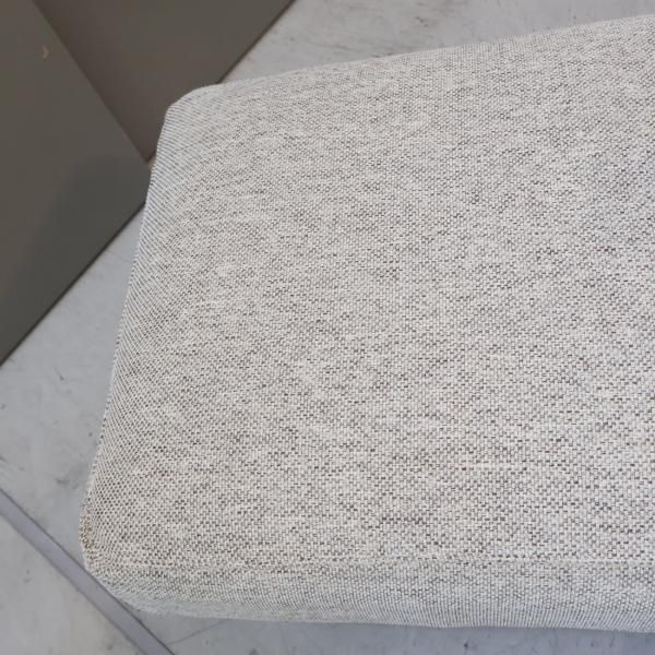 unico(ウニコ)のTREL(トレル)カバーリングオットマンです。脚には