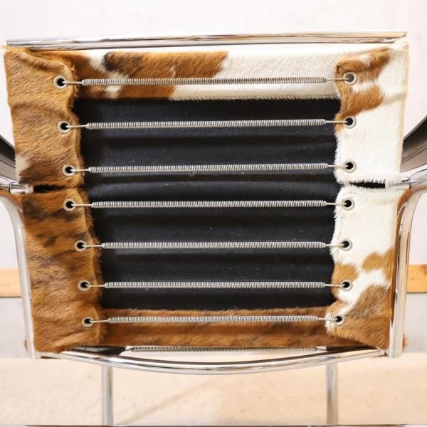 Cassina(カッシーナ)のLC1 スリングチェア/仔牛毛皮です。装飾を排し