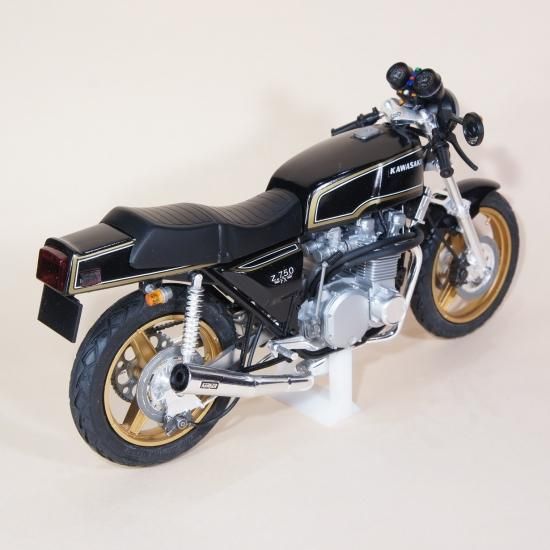 模型工房 ぶっぴ アオシマ製1/12カワサキZ750FXフルチューン 塗装