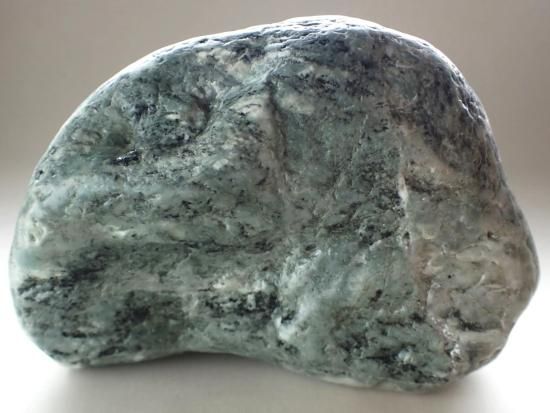 日本翡翠原石・209（灰黒緑） 110mm/784g 8,000 - ザ・ストーンズ