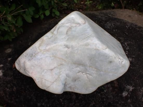 日本翡翠原石・415（白径） 300mm/12.26kg \190,000→5割引\95,000