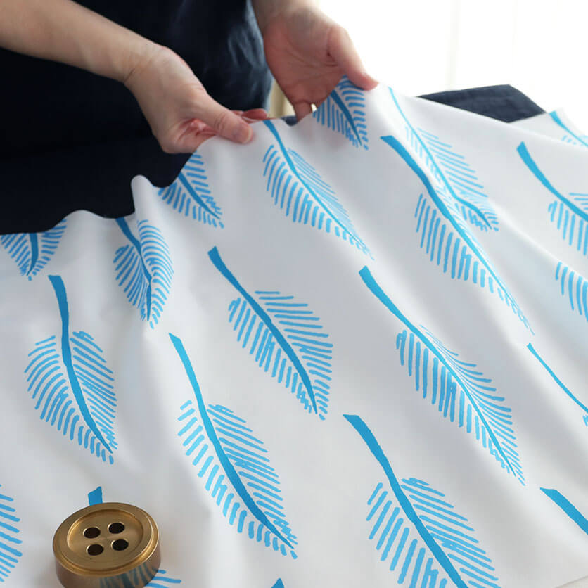 葉っぱの大行進（ホワイト×ブルー）ボタニカル柄- 布・生地の通販