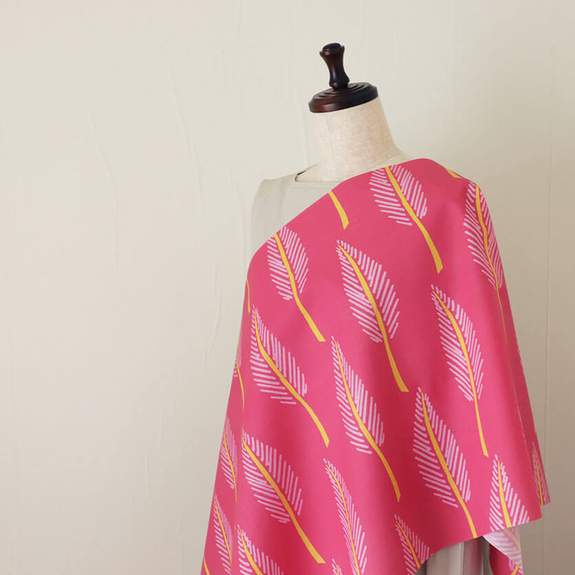 葉っぱの大行進（ホワイト×ブルー）ボタニカル柄- 布・生地の通販