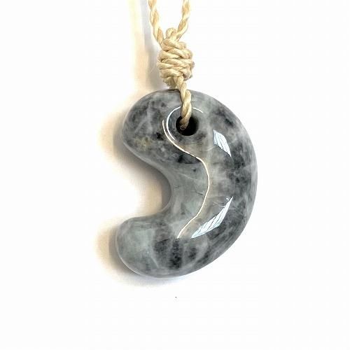 糸魚川翡翠 勾玉 大麻紐ペンダント 】 国産 天然石 糸魚川翡翠 ひすい