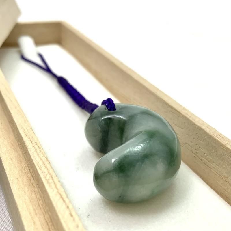 糸魚川翡翠 勾玉 巴型 】 国産 天然石 糸魚川産翡翠 ひすい ヒスイ