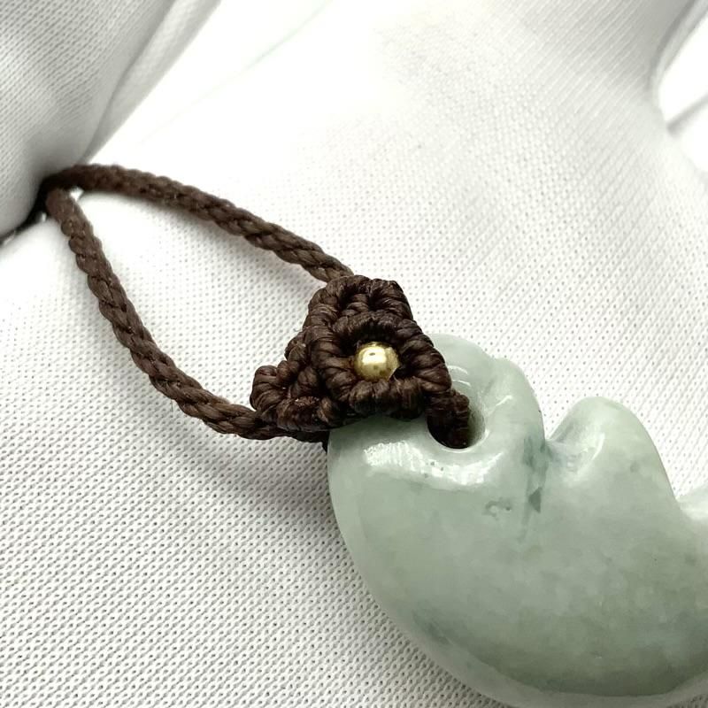 糸魚川翡翠 獣型勾玉 マクラメ編みペンダント 】 国産 天然石 糸魚川