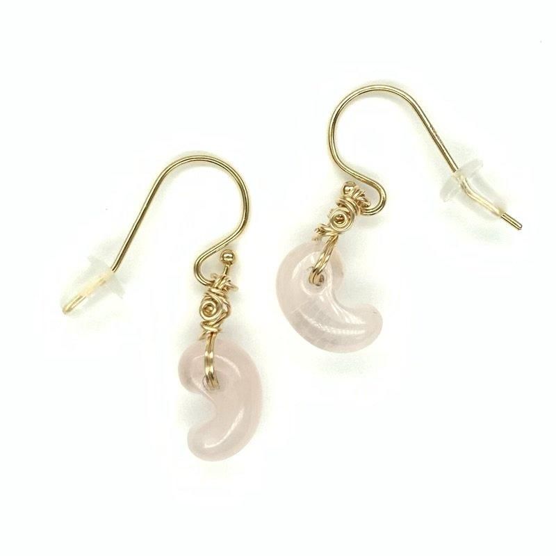 ミニ勾玉 ワイヤーラップピアス 14kgfポスト（ローズクォーツ) 】 紅