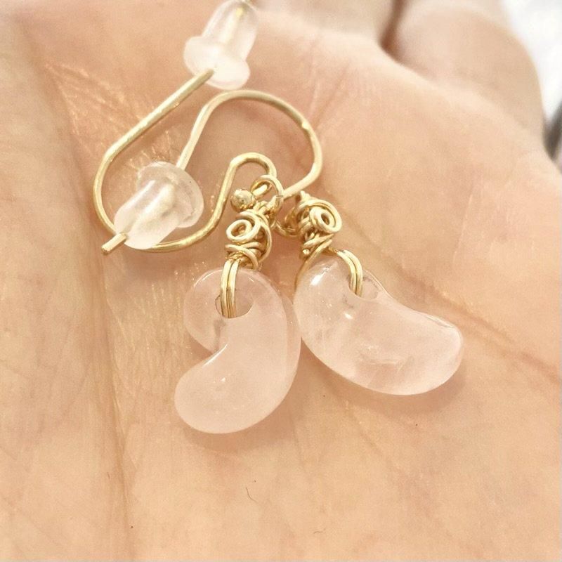 ミニ勾玉 ワイヤーラップピアス 14kgfポスト（ローズクォーツ) 】 紅