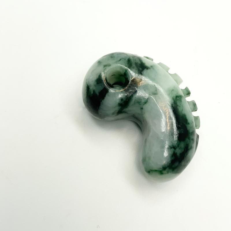糸魚川翡翠 勾玉 獣型 】 国産 天然石 糸魚川産翡翠 ひすい ヒスイ