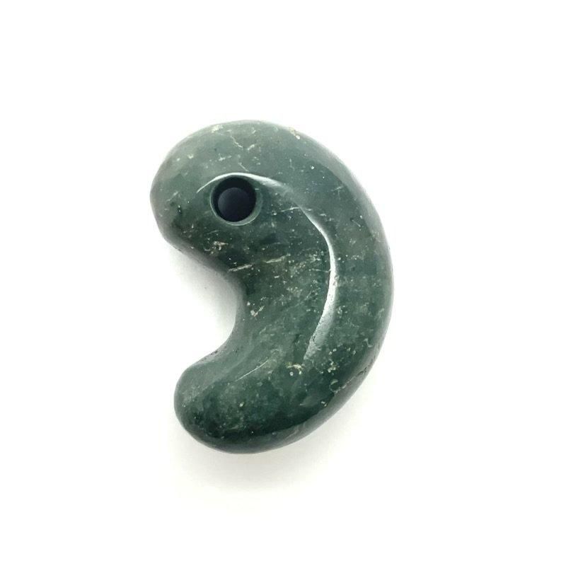 出雲石／碧玉 勾玉 中 AA 巴型 】 出雲石 国産 花仙山 青めのう 緑 空