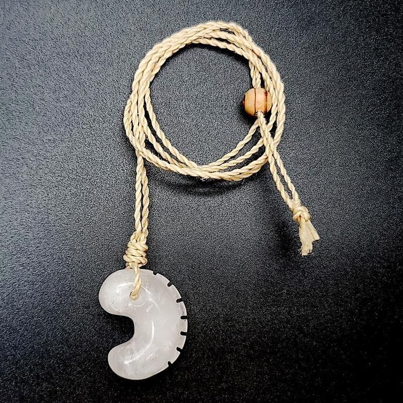 乙女鉱山水晶 勾玉 獣型 AA 大麻紐ペンダント 】 | めのうの店川島