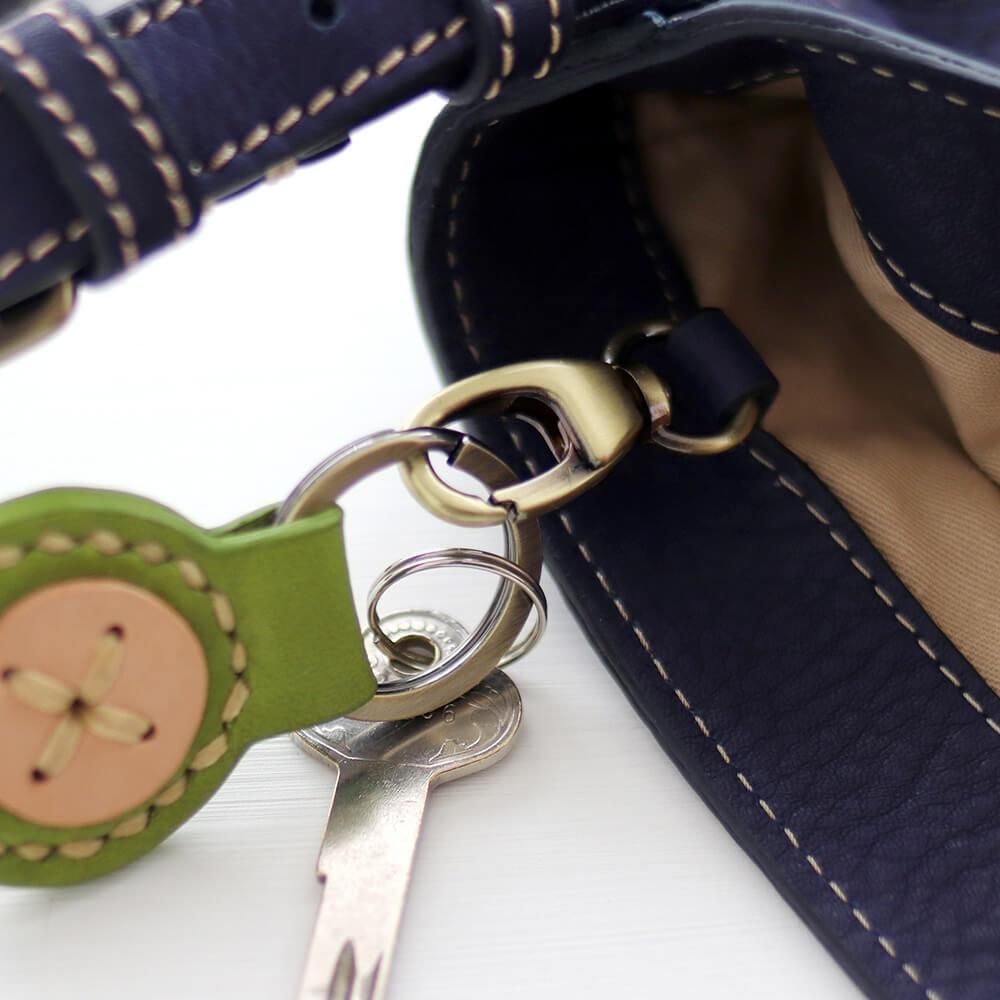 送料無料】 本牛革斜め掛けレザーショルダーバッグ hana ネイビー