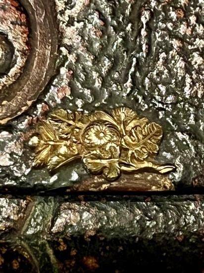 金唐革 菊図前金具付 煙草入れ・木彫 塗り 緒締 ・流水に菊図 網代に