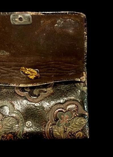 金唐革 菊図前金具付 煙草入れ・木彫 塗り 緒締 ・流水に菊図 網代に