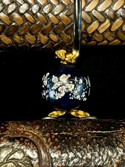 金唐革 菊図前金具付 煙草入れ・木彫 塗り 緒締 ・流水に菊図 網代に