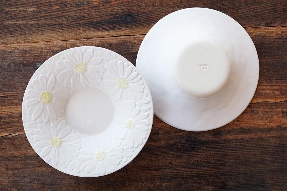 ケ33 マーガレットがいっぱいのお皿 中 - 益子焼の小さな窯元