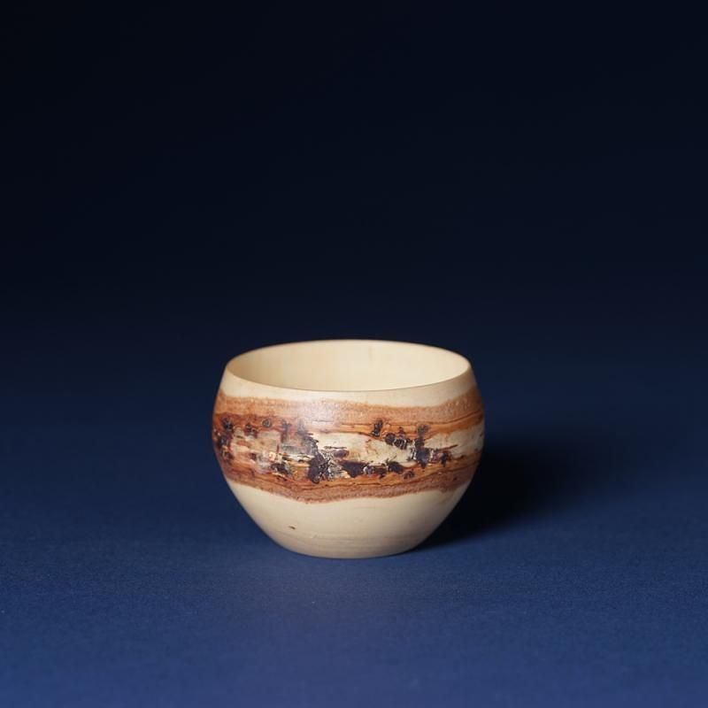 北海道の白樺を丸ごと使った盆栽鉢です。